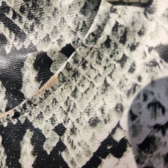 Sexy little Wild Honey - faux leather snake skin skirtwith front zipper & pocket - Picture 3 of 4